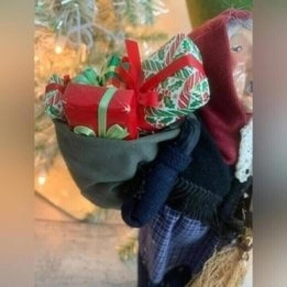 Retired Signed Byers’ Choice Caroler Babushka 1994 - Picture 3 of 6